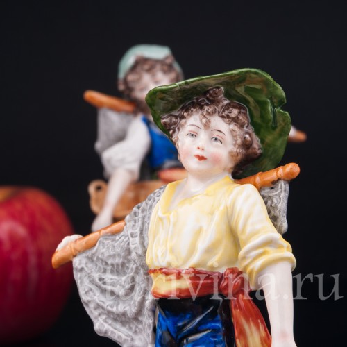 Фигурка из фарфора "Рыбаки", дети с рыбацкими сетями и корзинами для рыбы, Sitzendorf, Германия, вт. пол. 20 в.