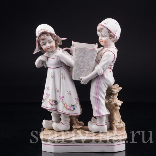 Старинная фигурка из фарфора Дети с корзиной, Ernst Bohne Sohne, Германия, 1901-37 гг.