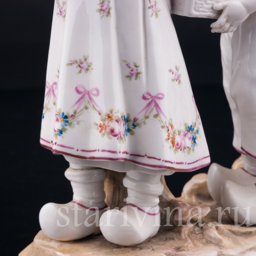Старинная фигурка из фарфора Дети с корзиной, Ernst Bohne Sohne, Германия, 1901-37 гг.