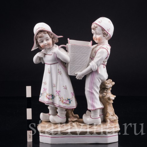 Старинная фигурка из фарфора Дети с корзиной, Ernst Bohne Sohne, Германия, 1901-37 гг.