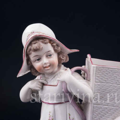 Старинная фигурка из фарфора Дети с корзиной, Ernst Bohne Sohne, Германия, 1901-37 гг.