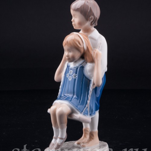 Фигурка из фарфора "Радостный полет", дети на качелях, Bing & Grondahl, Дания, 1986 г.