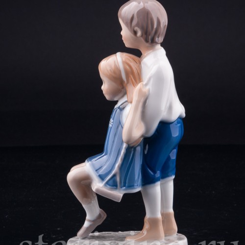 Фигурка из фарфора "Радостный полет", дети на качелях, Bing & Grondahl, Дания, 1986 г.