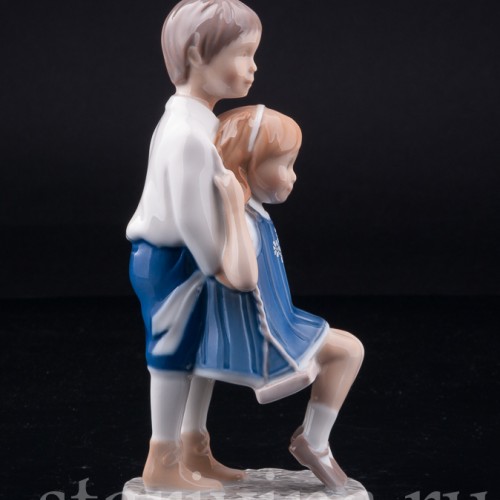 Фигурка из фарфора "Радостный полет", дети на качелях, Bing & Grondahl, Дания, 1986 г.