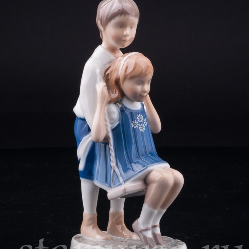Фигурка из фарфора "Радостный полет", дети на качелях, Bing & Grondahl, Дания, 1986 г.