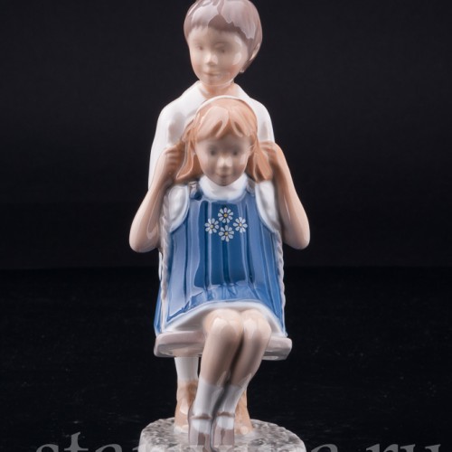 Фигурка из фарфора "Радостный полет", дети на качелях, Bing & Grondahl, Дания, 1986 г.
