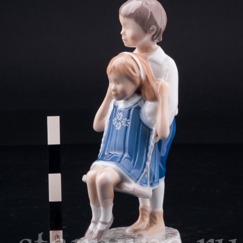 Фигурка из фарфора "Радостный полет", дети на качелях, Bing & Grondahl, Дания, 1986 г.