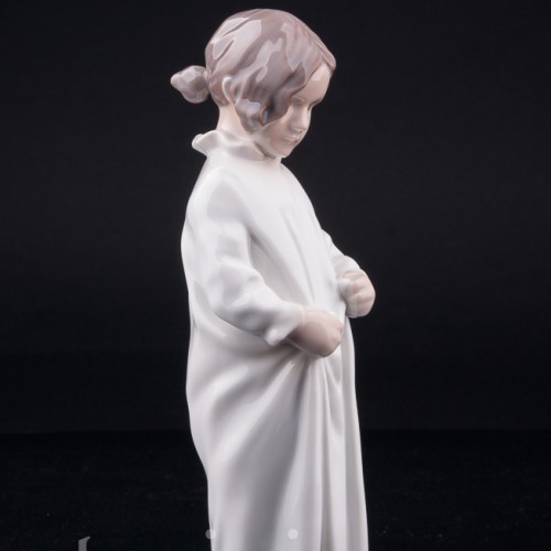 Фарфорвая статуэтка Девочка в ночной рубашке, Bing & Grondahl, Дания, 1970 гг.