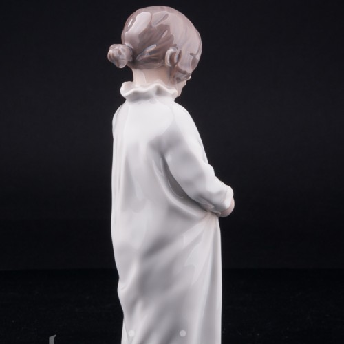 Фарфорвая статуэтка Девочка в ночной рубашке, Bing & Grondahl, Дания, 1970 гг.