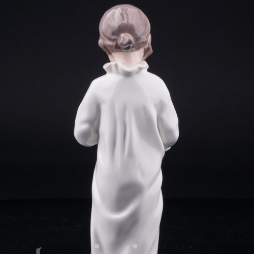 Фарфорвая статуэтка Девочка в ночной рубашке, Bing & Grondahl, Дания, 1970 гг.