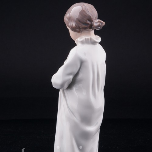 Фарфорвая статуэтка Девочка в ночной рубашке, Bing & Grondahl, Дания, 1970 гг.