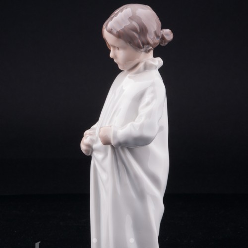 Фарфорвая статуэтка Девочка в ночной рубашке, Bing & Grondahl, Дания, 1970 гг.