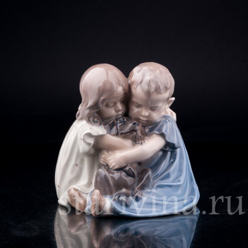 Фарфорвая статуэтка Дети, обнимающие таксу, Royal Copenhagen, Дания, 1965 г.