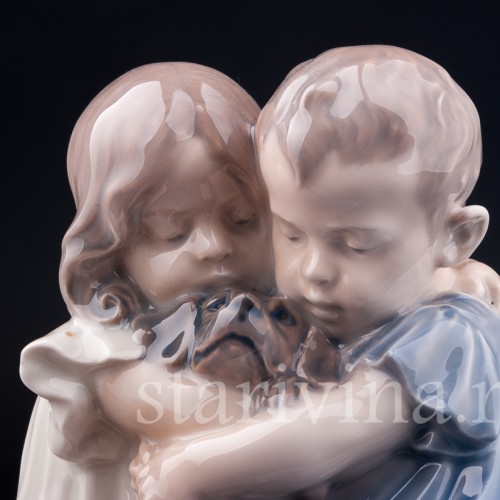 Фарфорвая статуэтка Дети, обнимающие таксу, Royal Copenhagen, Дания, 1965 г.