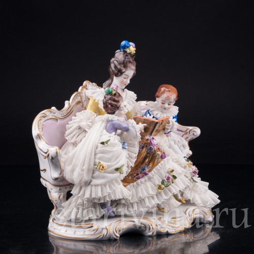 Дама с детьми, читающая книгу, кружевная, Volkstedt, Германия, вт. пол. 20 в