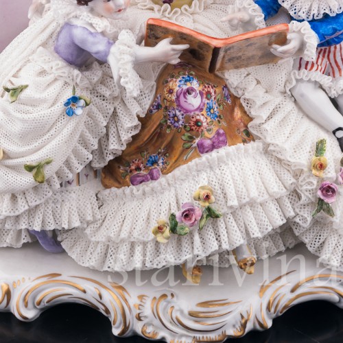 Дама с детьми, читающая книгу, кружевная, Volkstedt, Германия, вт. пол. 20 в