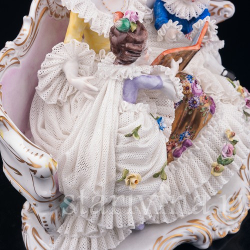 Дама с детьми, читающая книгу, кружевная, Volkstedt, Германия, вт. пол. 20 в