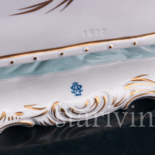 Дама с детьми, читающая книгу, кружевная, Volkstedt, Германия, вт. пол. 20 в