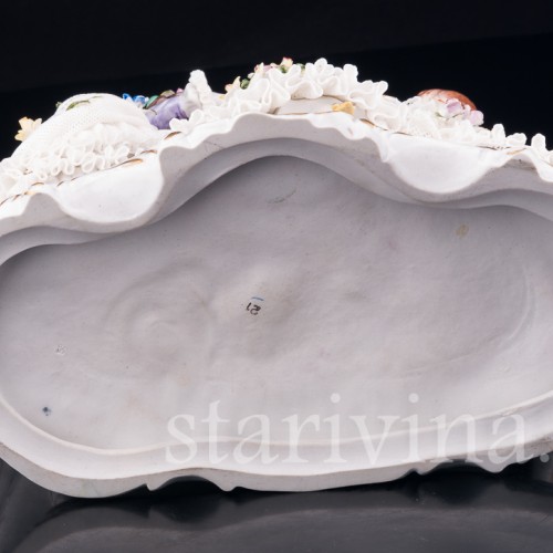 Дама с детьми, читающая книгу, кружевная, Volkstedt, Германия, вт. пол. 20 в