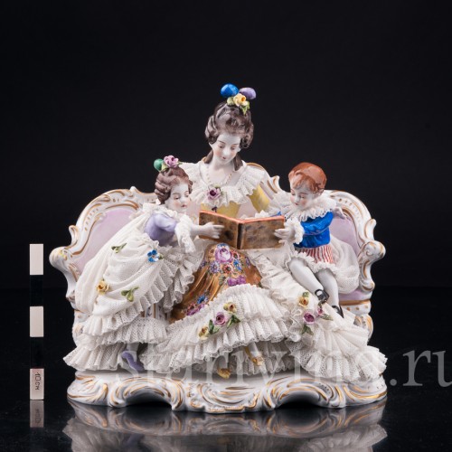 Дама с детьми, читающая книгу, кружевная, Volkstedt, Германия, вт. пол. 20 в