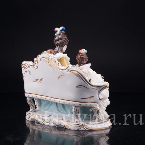 Дама с детьми, читающая книгу, кружевная, Volkstedt, Германия, вт. пол. 20 в