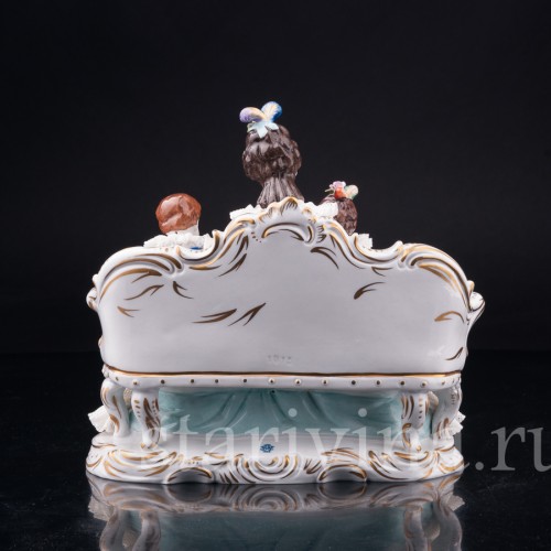 Дама с детьми, читающая книгу, кружевная, Volkstedt, Германия, вт. пол. 20 в