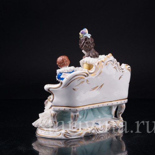 Дама с детьми, читающая книгу, кружевная, Volkstedt, Германия, вт. пол. 20 в