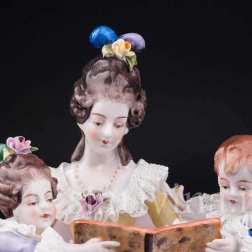 Дама с детьми, читающая книгу, кружевная, Volkstedt, Германия, вт. пол. 20 в
