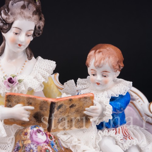 Дама с детьми, читающая книгу, кружевная, Volkstedt, Германия, вт. пол. 20 в