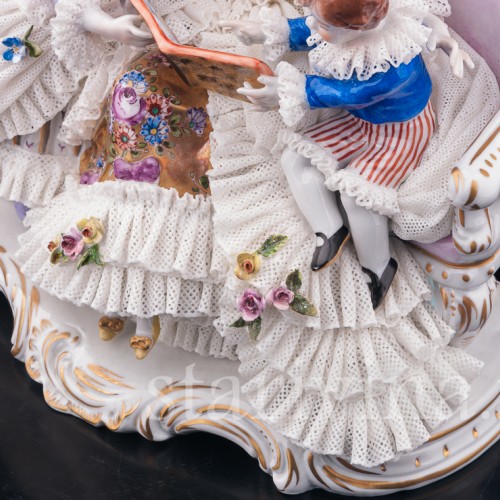 Дама с детьми, читающая книгу, кружевная, Volkstedt, Германия, вт. пол. 20 в