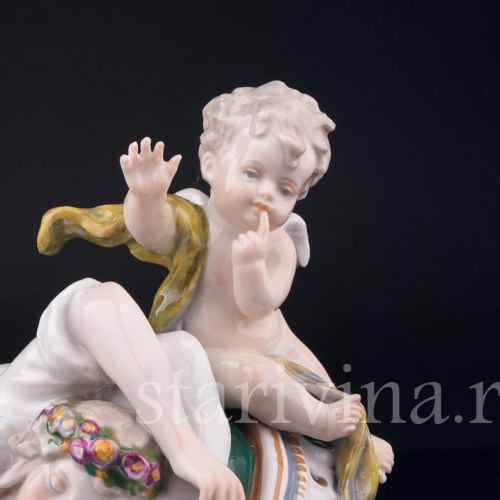 Статуэтка из фарфора Спящая девушка и амур, Karl Ens, Германия, кон. 19 - нач. 20 вв.