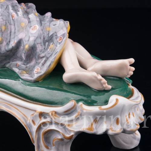 Статуэтка из фарфора Спящая девушка и амур, Karl Ens, Германия, кон. 19 - нач. 20 вв.