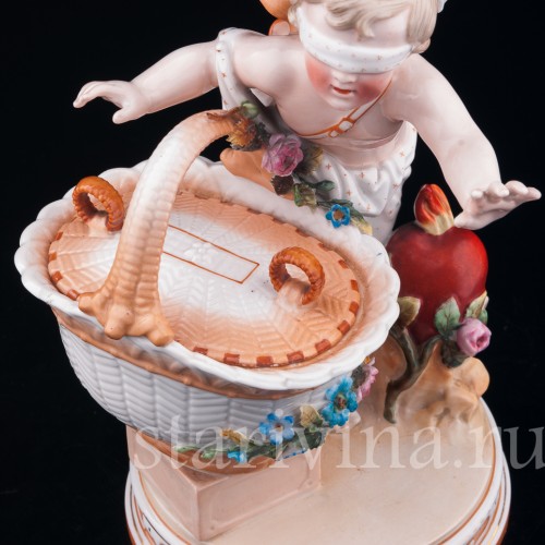 Фарфорвая статуэтка Амур с корзиной, A. W. Fr. Kister Porzellanmanufaktur, Scheibe-Alsbach, Германия, 19 в.