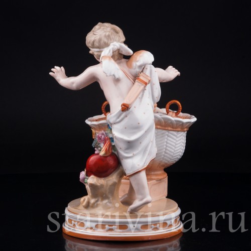 Фарфорвая статуэтка Амур с корзиной, A. W. Fr. Kister Porzellanmanufaktur, Scheibe-Alsbach, Германия, 19 в.