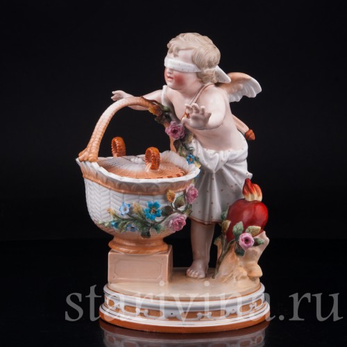 Фарфорвая статуэтка Амур с корзиной, A. W. Fr. Kister Porzellanmanufaktur, Scheibe-Alsbach, Германия, 19 в.