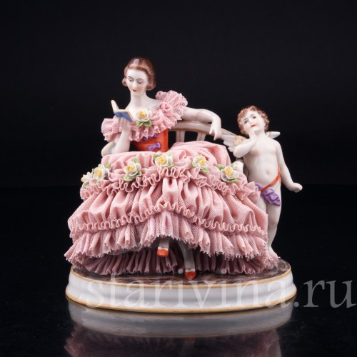 Фарфорвая статуэтка Грезы любви, девушка с книгой на диване, кружевная, Muller & Co, Германия, нач. 20 в.