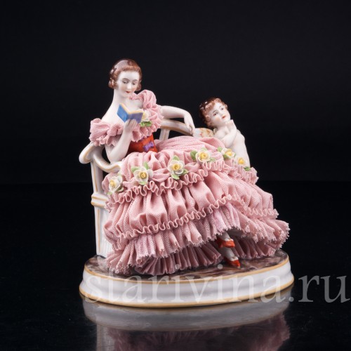 Фарфорвая статуэтка Грезы любви, девушка с книгой на диване, кружевная, Muller & Co, Германия, нач. 20 в.