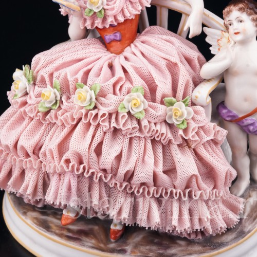 Фарфорвая статуэтка Грезы любви, девушка с книгой на диване, кружевная, Muller & Co, Германия, нач. 20 в.