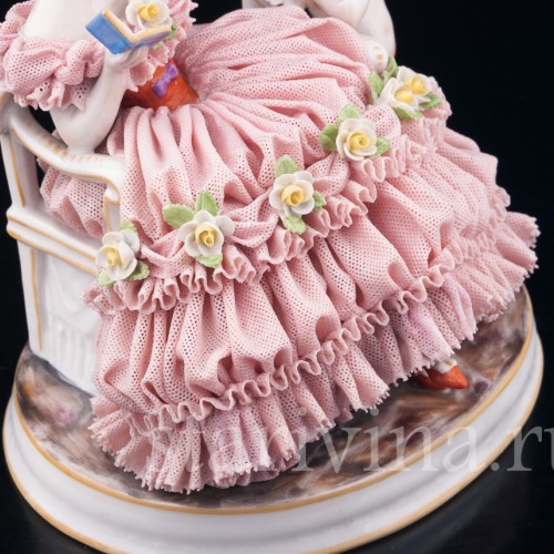 Фарфорвая статуэтка Грезы любви, девушка с книгой на диване, кружевная, Muller & Co, Германия, нач. 20 в.