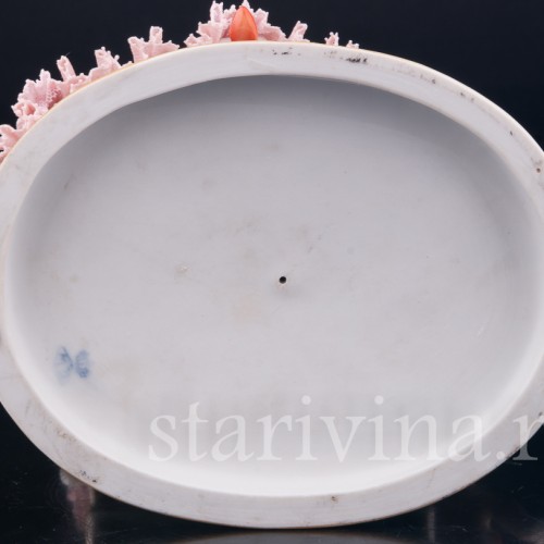 Фарфорвая статуэтка Грезы любви, девушка с книгой на диване, кружевная, Muller & Co, Германия, нач. 20 в.