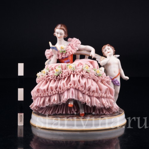 Фарфорвая статуэтка Грезы любви, девушка с книгой на диване, кружевная, Muller & Co, Германия, нач. 20 в.