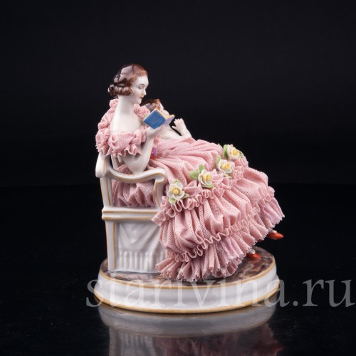 Фарфорвая статуэтка Грезы любви, девушка с книгой на диване, кружевная, Muller & Co, Германия, нач. 20 в.