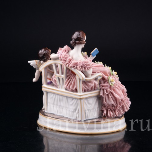 Фарфорвая статуэтка Грезы любви, девушка с книгой на диване, кружевная, Muller & Co, Германия, нач. 20 в.