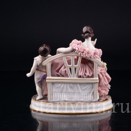 Фарфорвая статуэтка Грезы любви, девушка с книгой на диване, кружевная, Muller & Co, Германия, нач. 20 в.