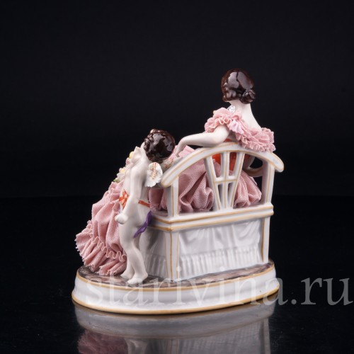 Фарфорвая статуэтка Грезы любви, девушка с книгой на диване, кружевная, Muller & Co, Германия, нач. 20 в.