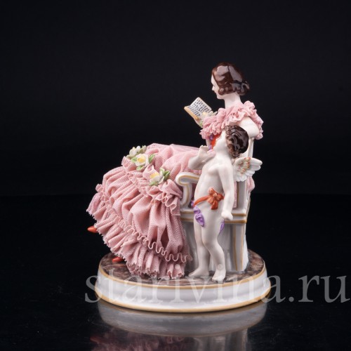 Фарфорвая статуэтка Грезы любви, девушка с книгой на диване, кружевная, Muller & Co, Германия, нач. 20 в.