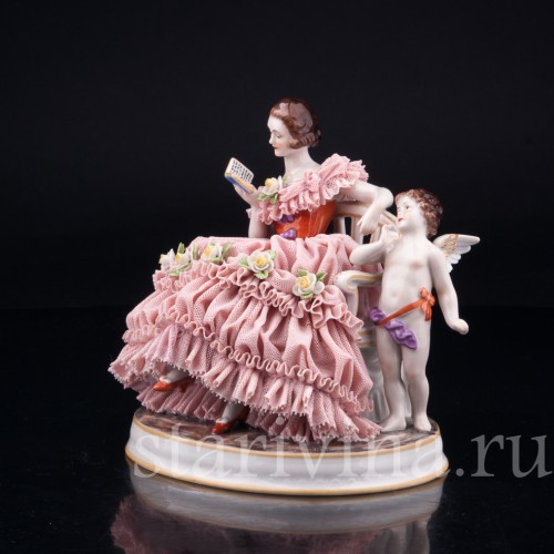 Фарфорвая статуэтка Грезы любви, девушка с книгой на диване, кружевная, Muller & Co, Германия, нач. 20 в.