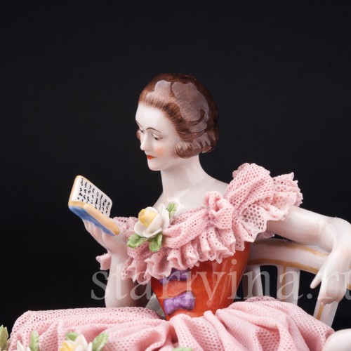 Фарфорвая статуэтка Грезы любви, девушка с книгой на диване, кружевная, Muller & Co, Германия, нач. 20 в.