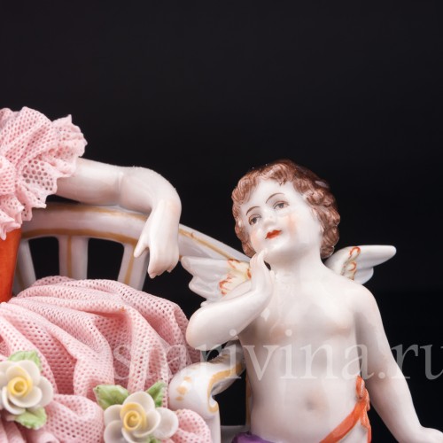 Фарфорвая статуэтка Грезы любви, девушка с книгой на диване, кружевная, Muller & Co, Германия, нач. 20 в.