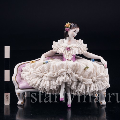 Девушка на диване, кружевная, Volkstedt, Германия, вт. пол. 20 в